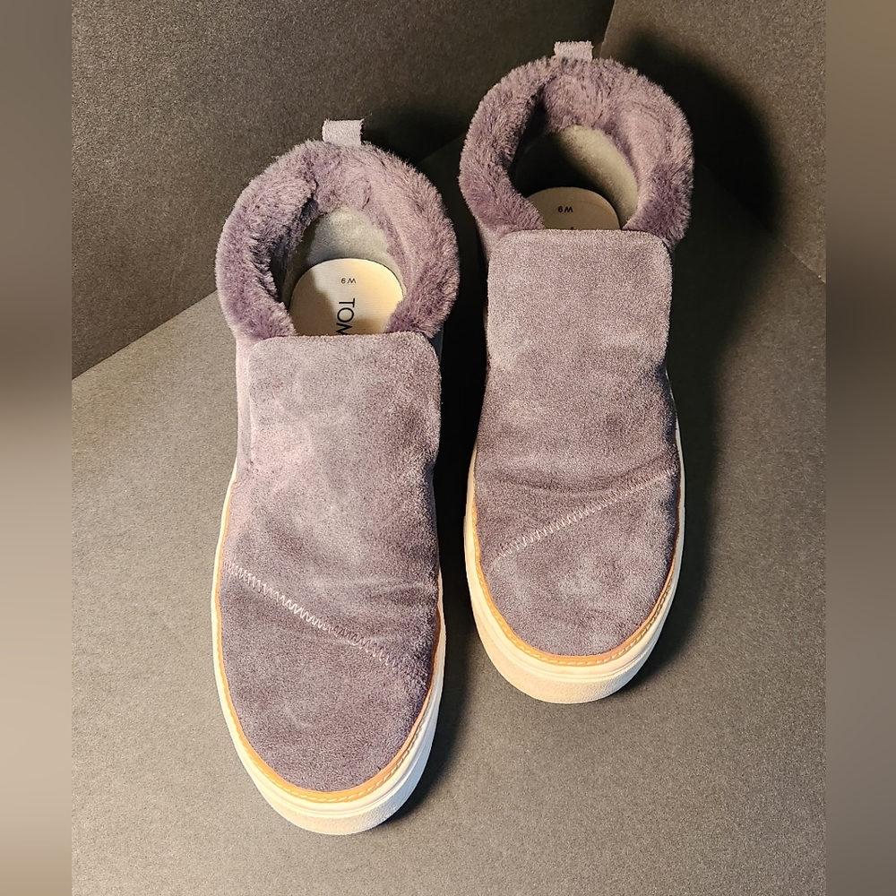 EUC Toms womens 9 fuzzy Paxton slip on shoes.